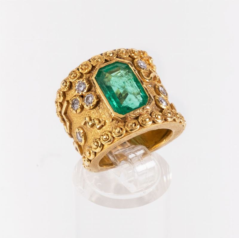 Anello a fascia larga in oro giallo con smeraldo e diamanti