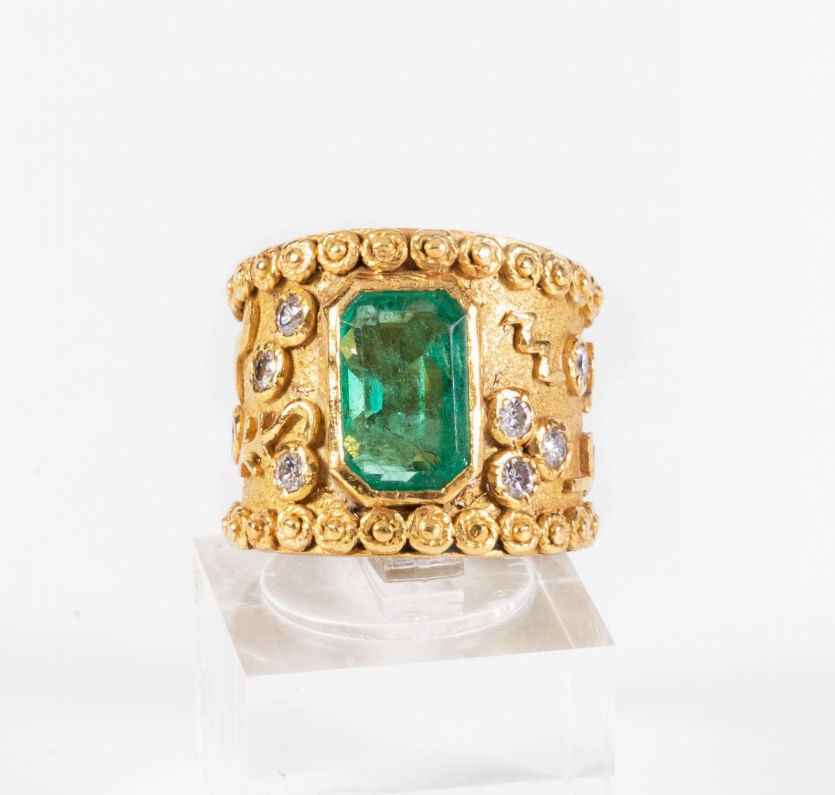 Anello a fascia larga in oro giallo con smeraldo e diamanti