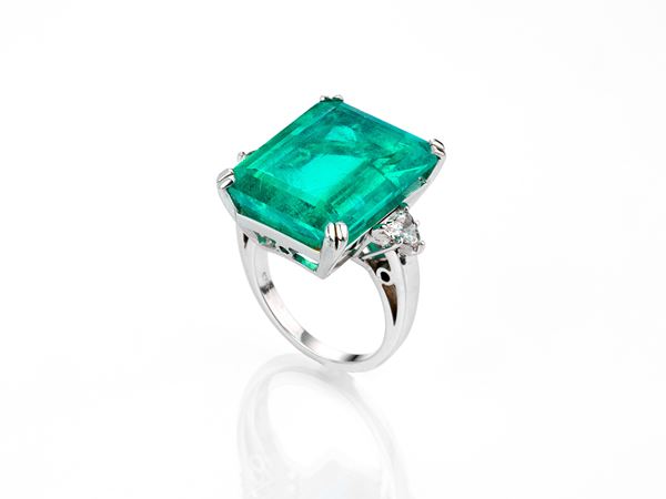 Importante anello in oro bianco con smeraldo colombiano e diamanti
