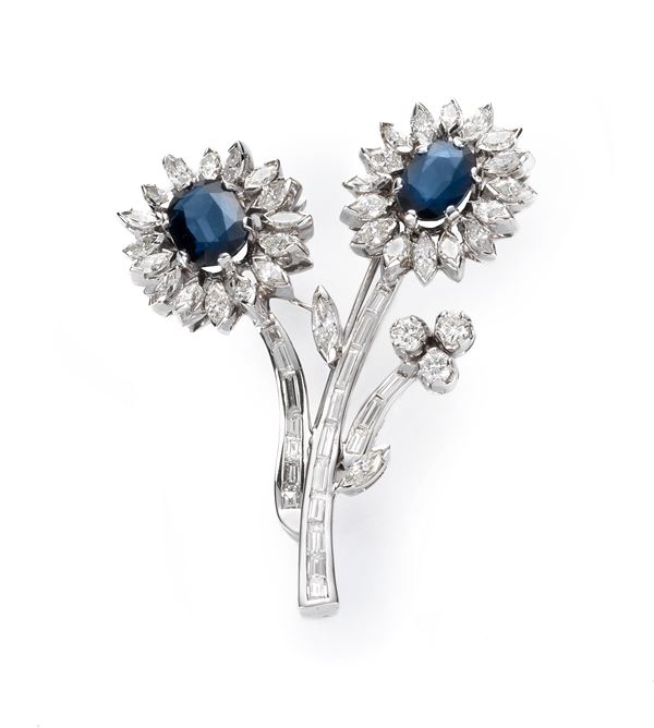 Spilla a fiori in platino con zaffiri e diamanti  - Auction Jewels and Watches - Casa d'aste Farsettiarte