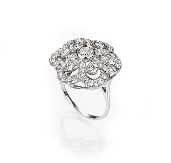 Anello a fiore in oro bianco e diamanti  - Auction Jewels and Watches - Casa d'aste Farsettiarte