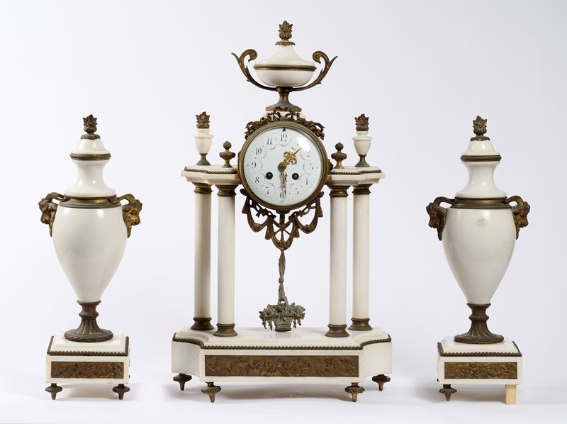 Trittico Composto da un Orologio e Due Vasi in Marmo Bianco con Applicazioni in Bronzo Dorato