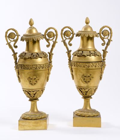 Coppia di Anfore Biansate in Bronzo Dorato