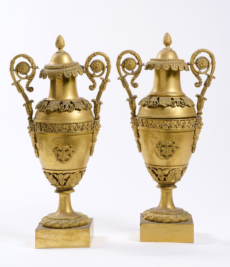 Coppia di Anfore Biansate in Bronzo Dorato