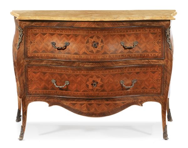 Coppia di commode lastronate e finemente intarsiate in noce e legni vari