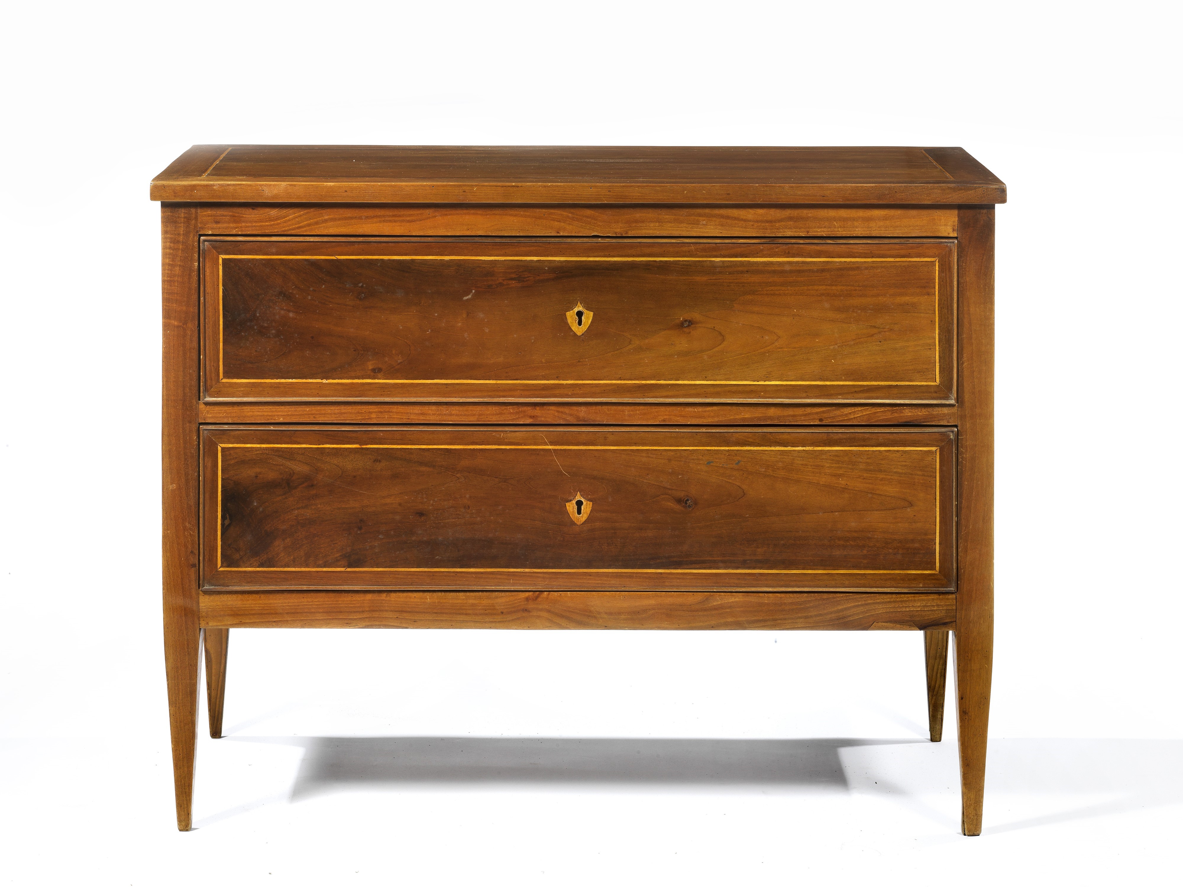 Coppia di comò lastronati in noce con filetti in legno chiaro