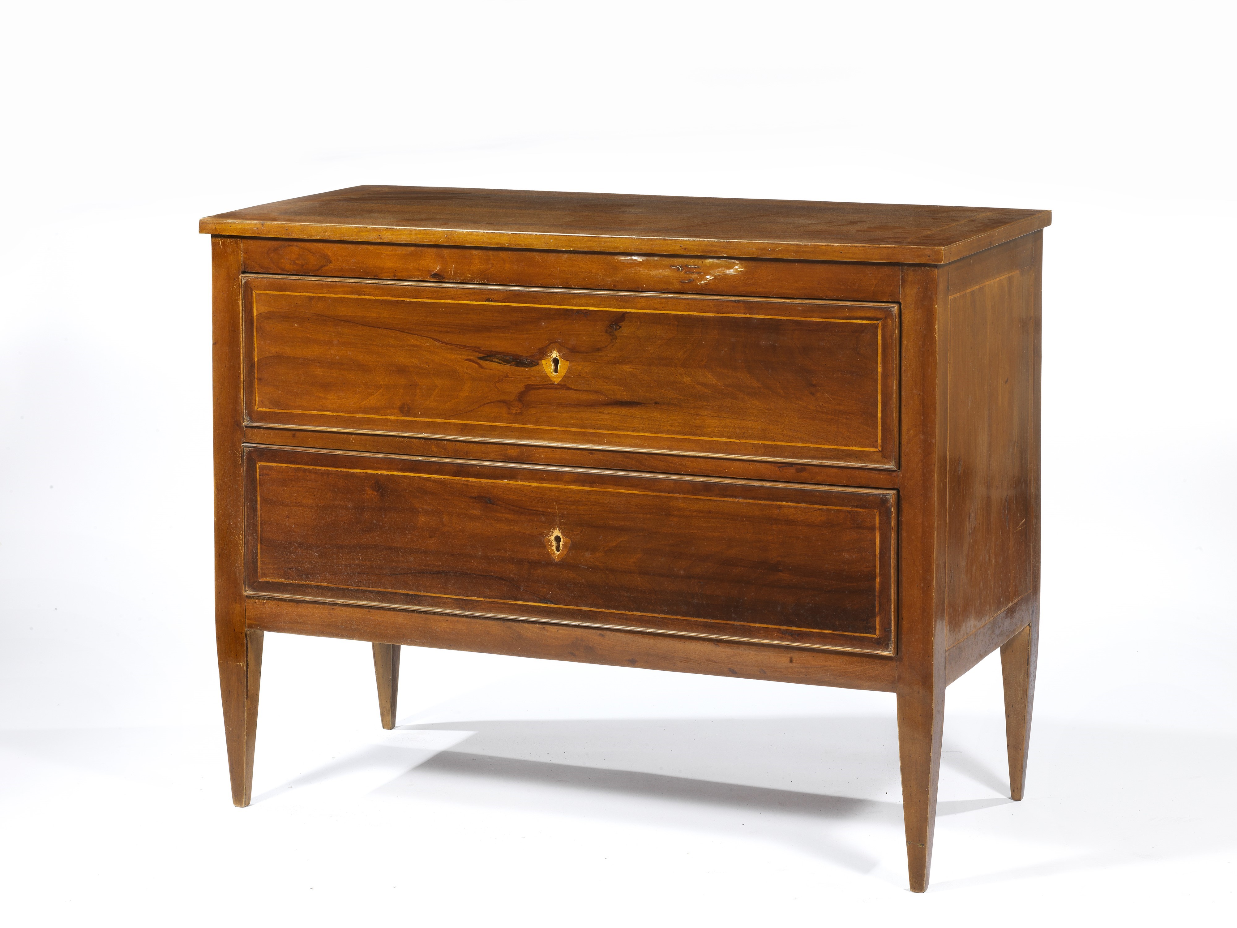 Coppia di comò lastronati in noce con filetti in legno chiaro