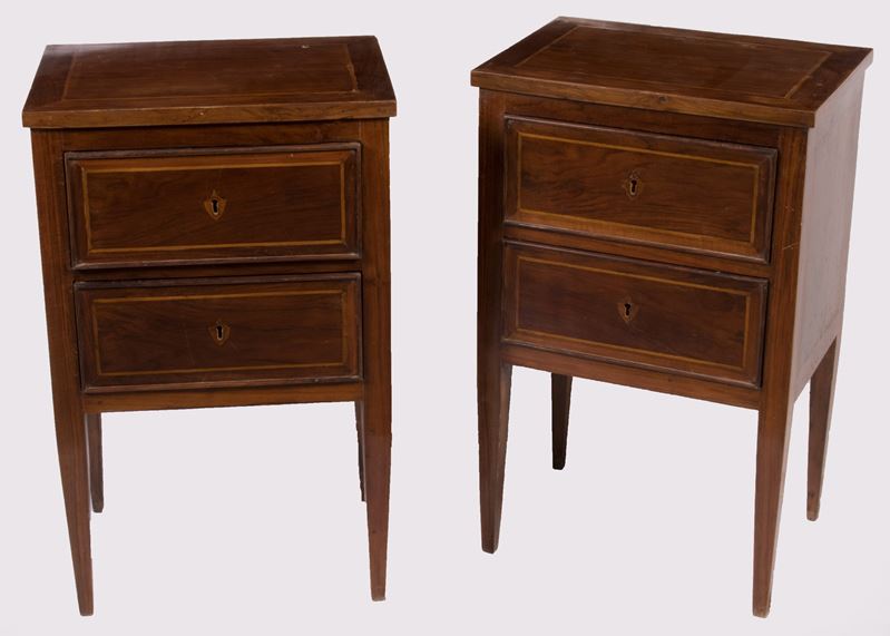 Coppia di Comodini Lastronati in Noce con Filetti in Legno Chiaro