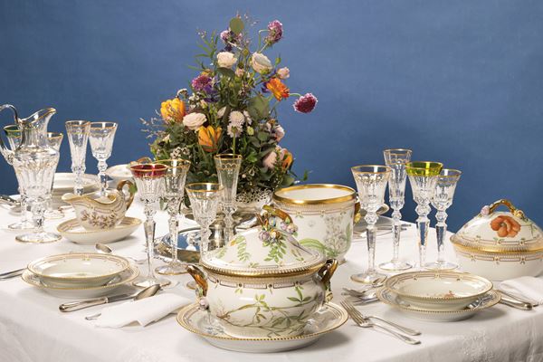 Prestigioso servizio da tavola in porcellana policroma e dorata Royal Copenhagen 'Flora Danica', anni  [..]