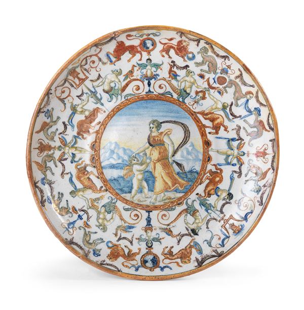 Piatto istoriato in maiolica policroma  - Auction Important Furnishings, Majolica, Sculptures and Ancient Paintings - Casa d'aste Farsettiarte