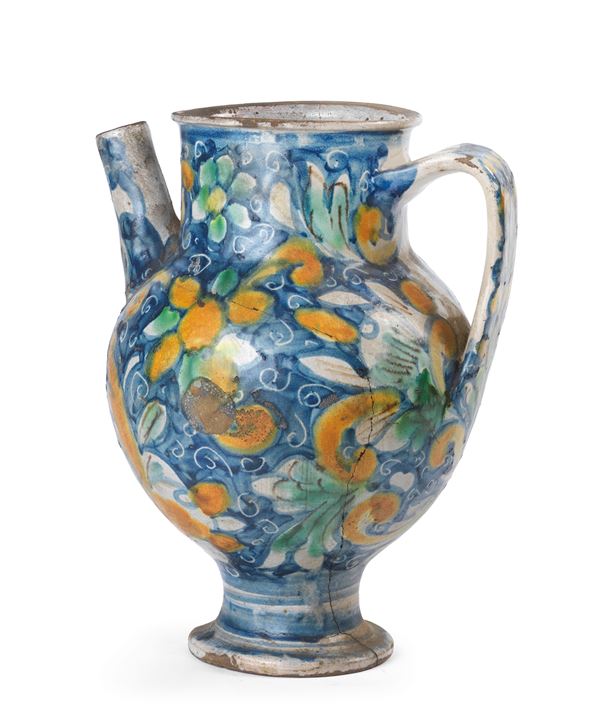Brocca in maiolica policroma blu, giallo e verde  - Auction Important Furnishings, Majolica, Sculptures and Ancient Paintings - Casa d'aste Farsettiarte