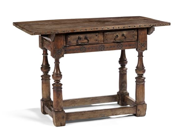 Tavolino in legno di noce  - Asta Importanti Arredi, Maioliche, Sculture e Dipinti Antichi - Casa d'aste Farsettiarte