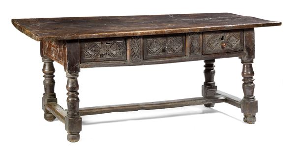 Grande tavolo da centro in legno di noce  - Asta Importanti Arredi, Maioliche, Sculture e Dipinti Antichi - Casa d'aste Farsettiarte