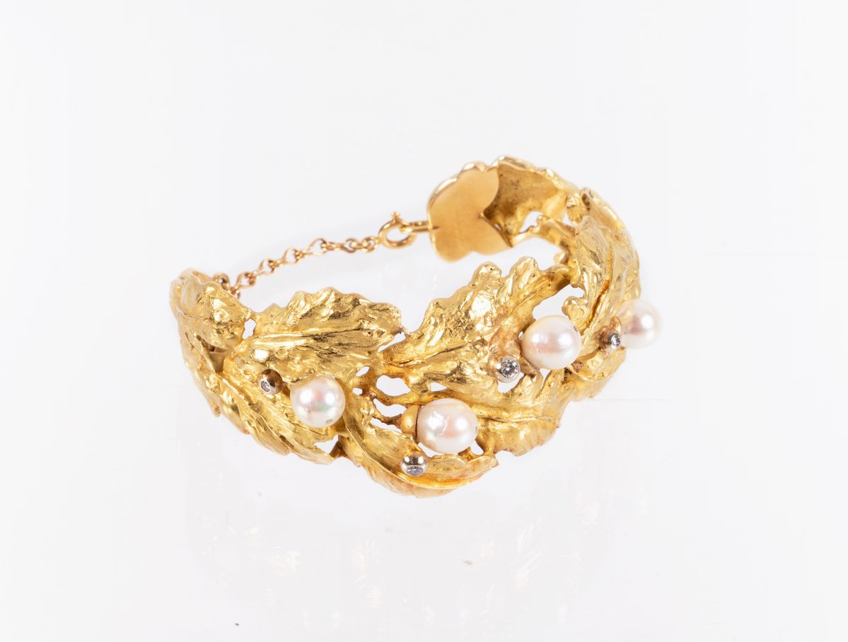 Bracciale a tralcio di foglie in oro giallo con perle e diamanti