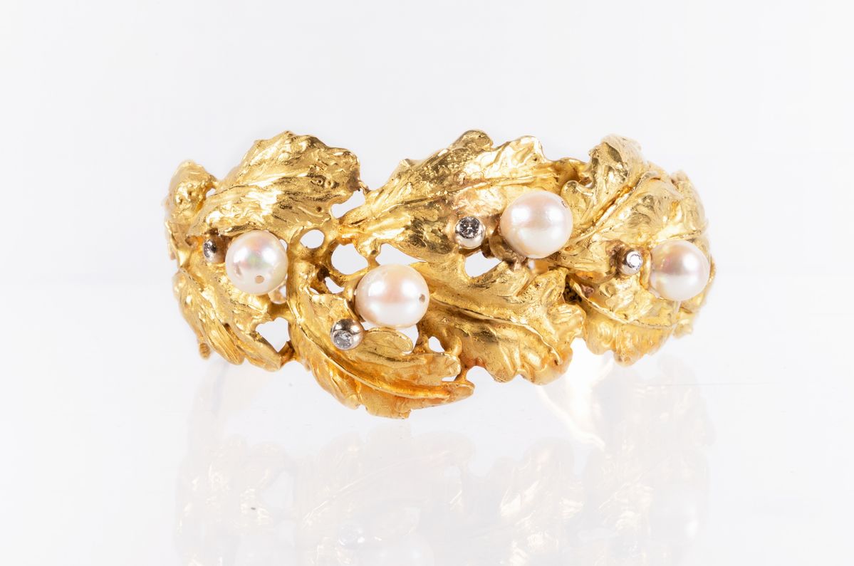 Bracciale a tralcio di foglie in oro giallo con perle e diamanti