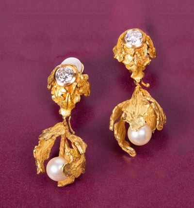 Orecchini Pendenti a Foglie in Oro Giallo con Perle Akoya e Diamanti