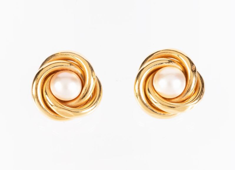 Orecchini a cerchi intrecciati in oro giallo e perle Mabè
