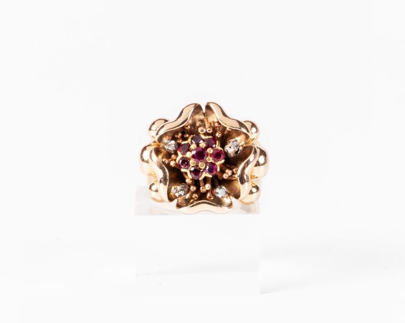 Tiffany Anello a Fiore in Oro Giallo con Rubini e Piccoli Diamanti
