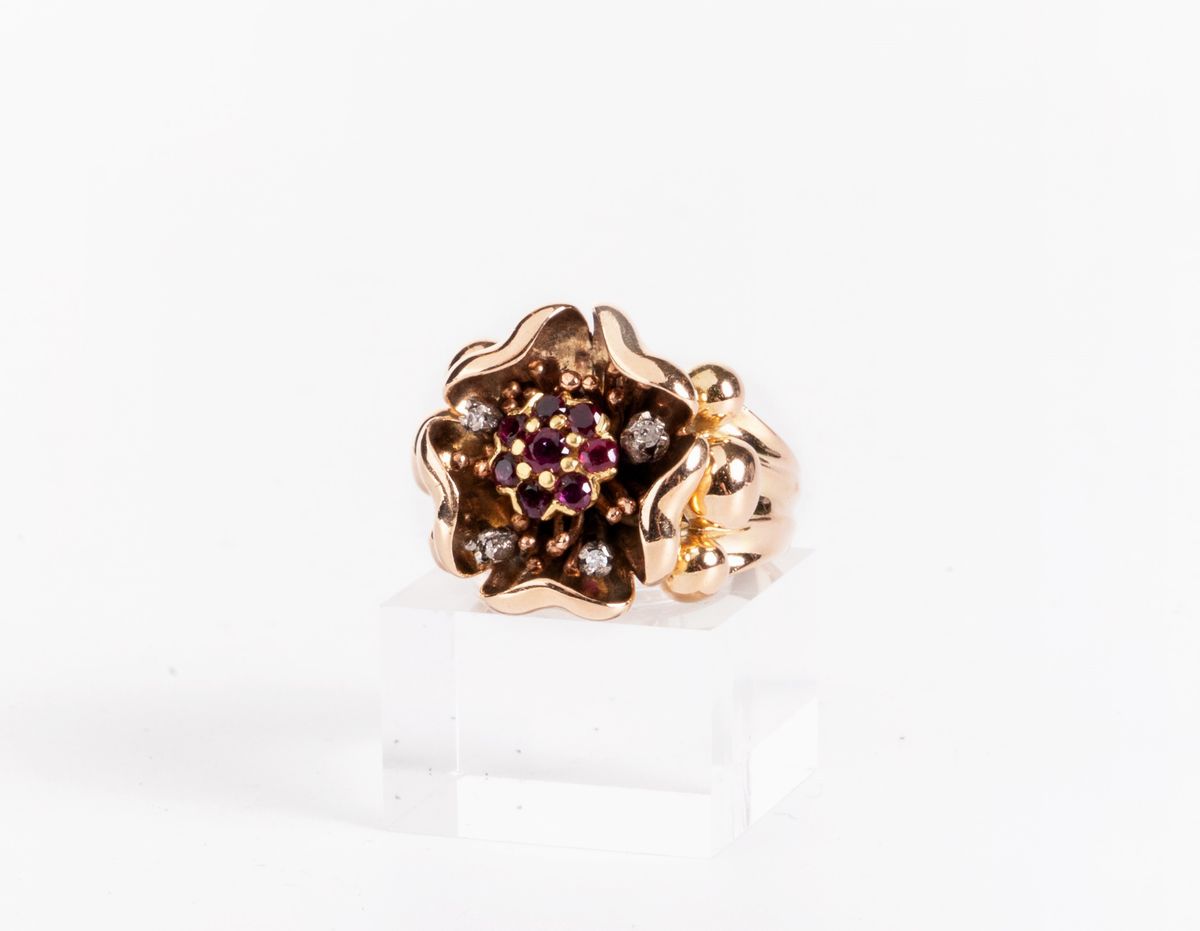 Tiffany Anello a Fiore in Oro Giallo con Rubini e Piccoli Diamanti