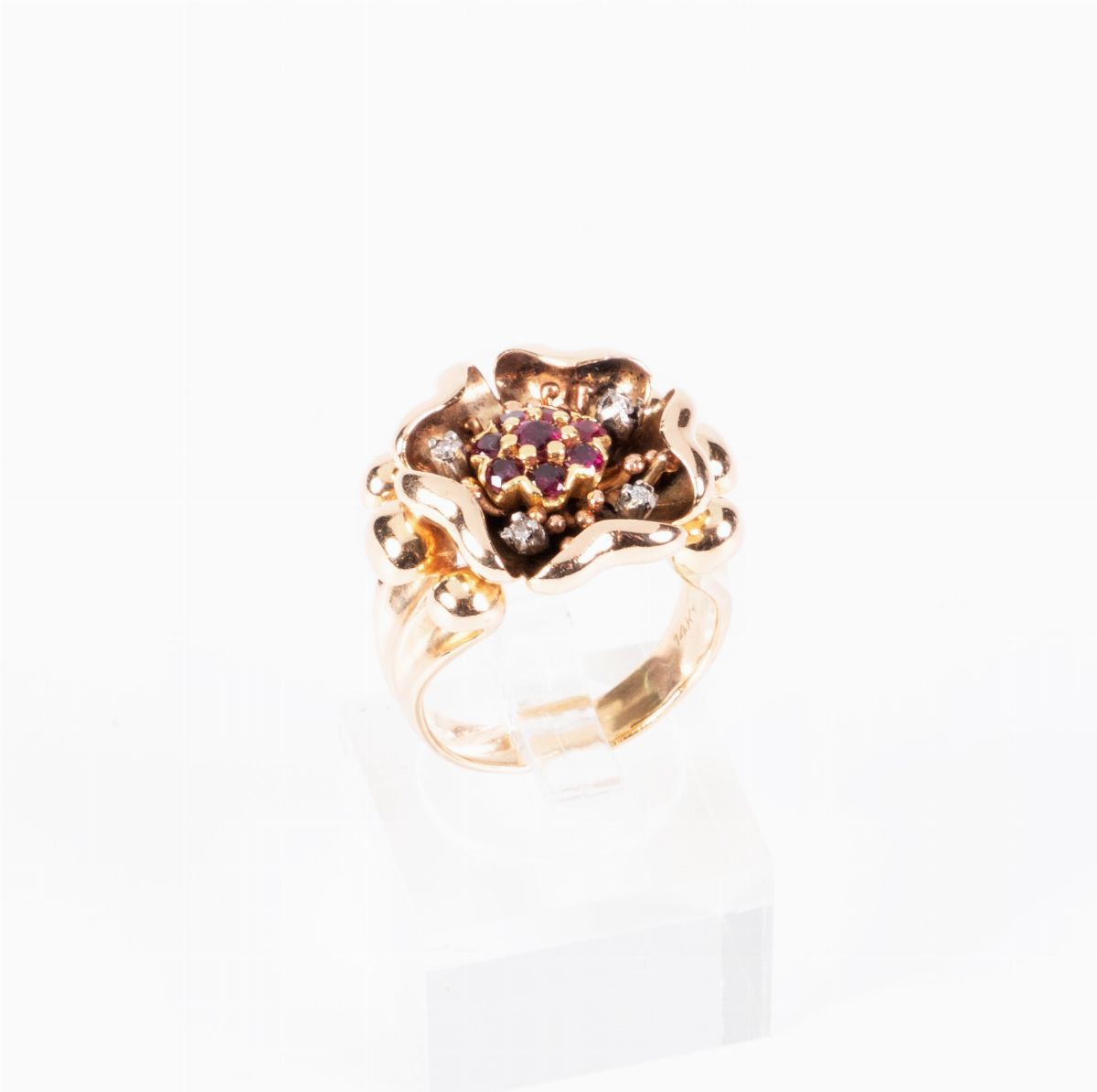 Tiffany Anello a Fiore in Oro Giallo con Rubini e Piccoli Diamanti