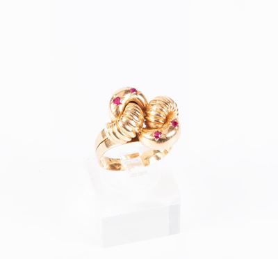 Anello a Nodo in Oro Giallo Liscio e Rigato con Pietre Rosse