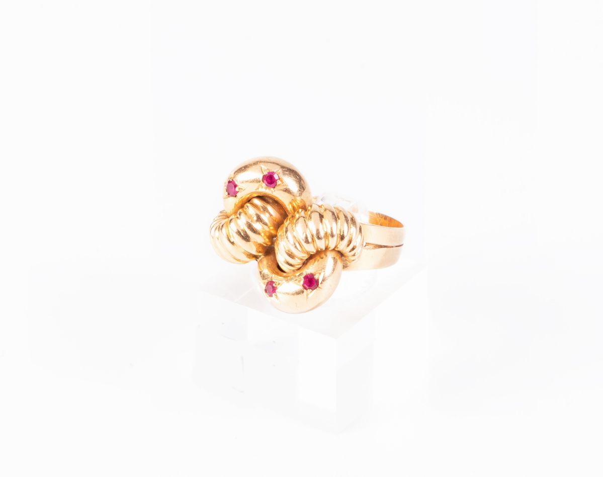 Anello a Nodo in Oro Giallo Liscio e Rigato con Pietre Rosse