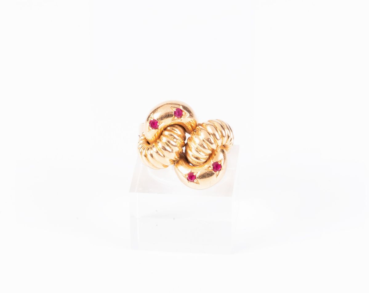 Anello a Nodo in Oro Giallo Liscio e Rigato con Pietre Rosse