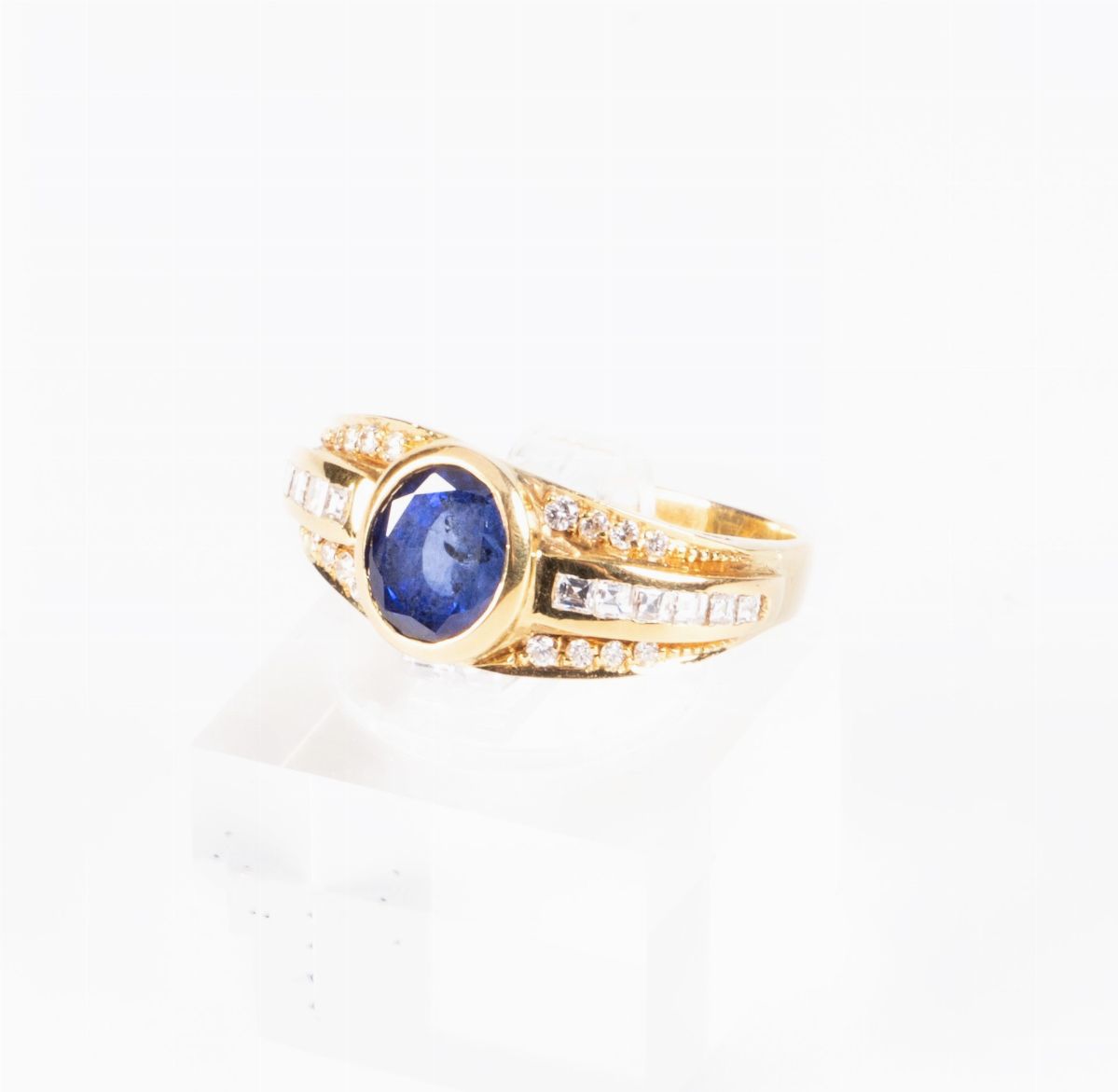 Anello a Fascia Bombata in Oro Giallo con Zaffiro e Diamanti