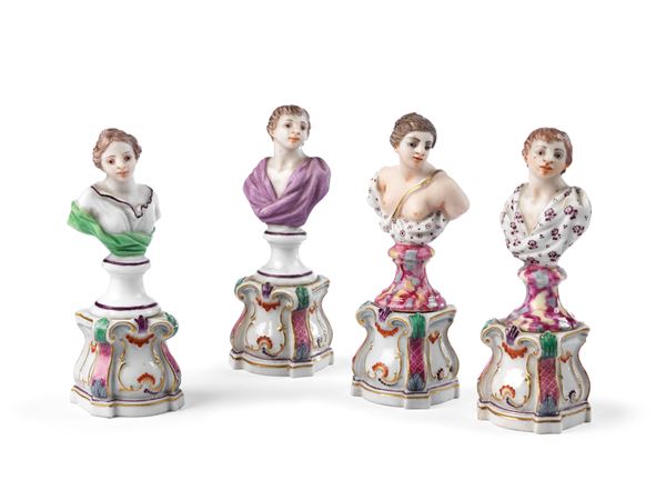 Quattro piccole sculture in porcellana policroma  - Asta Importanti Arredi, Maioliche, Sculture e Dipinti Antichi - Casa d'aste Farsettiarte