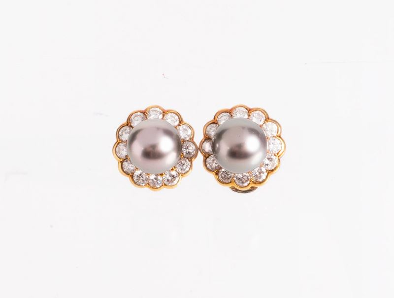 Faraone Orecchini a Clips in Oro Giallo e Bianco con Perle Grigie Tahiti e Diamanti