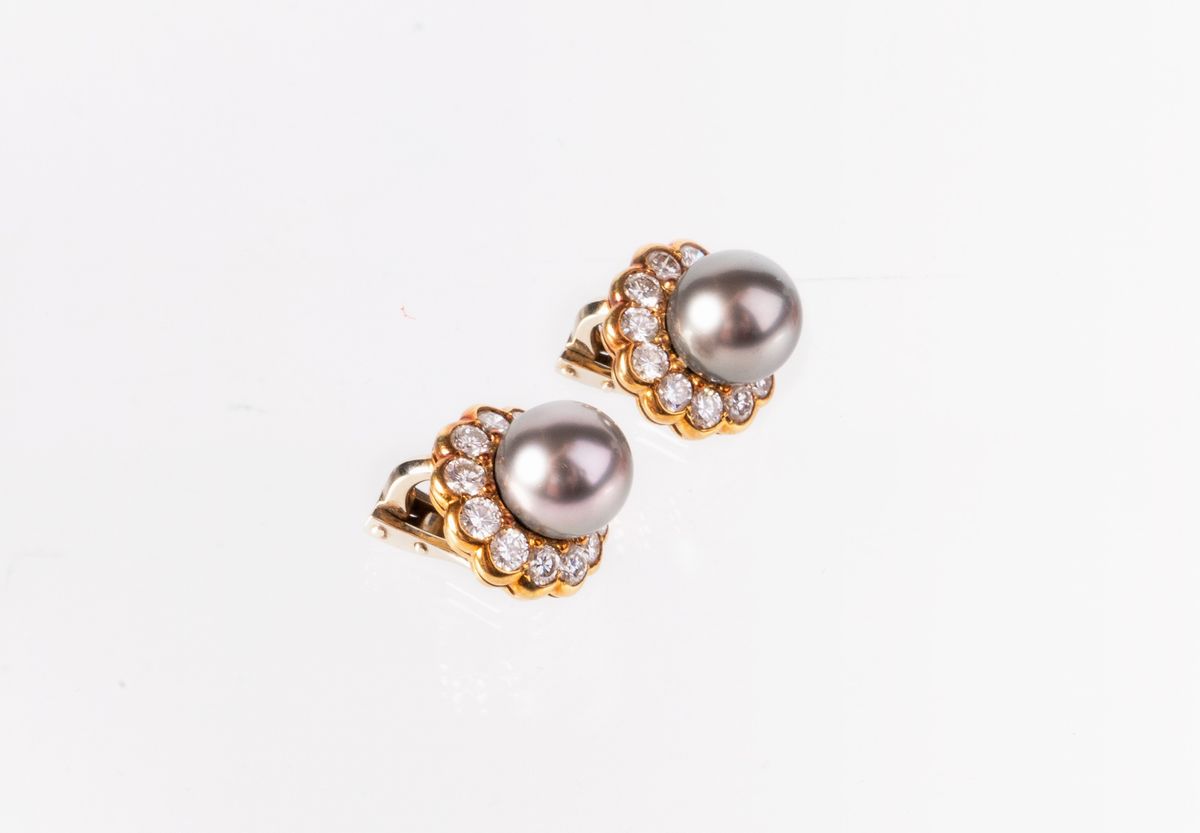 Faraone Orecchini a Clips in Oro Giallo e Bianco con Perle Grigie Tahiti e Diamanti