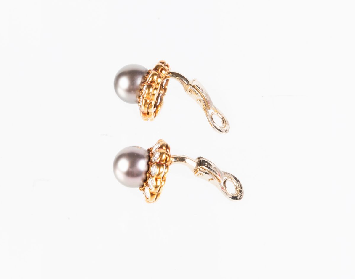 Faraone Orecchini a Clips in Oro Giallo e Bianco con Perle Grigie Tahiti e Diamanti