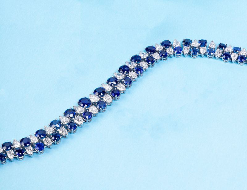 Collana girocollo a maglia morbida in oro con zaffiri e diamanti