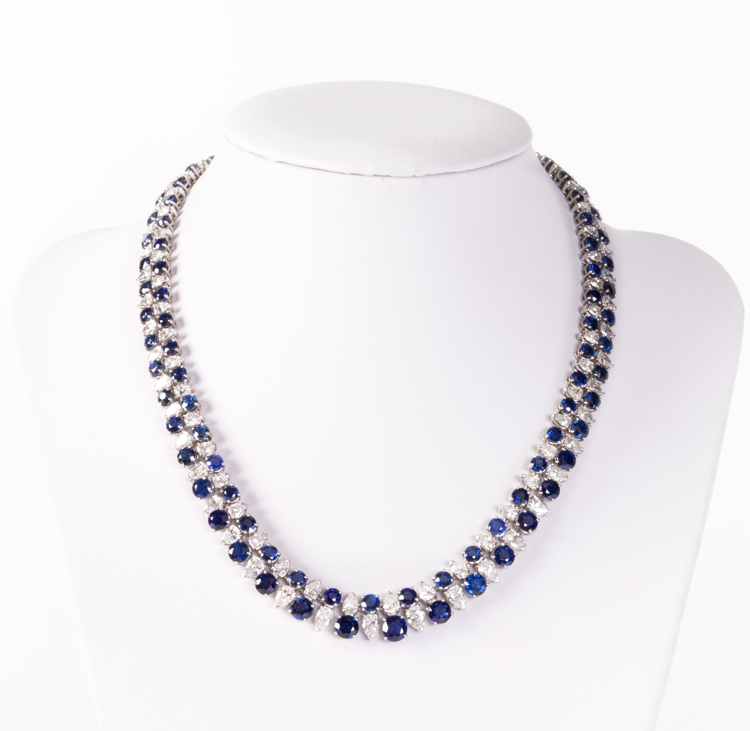 Collana girocollo a maglia morbida in oro con zaffiri e diamanti