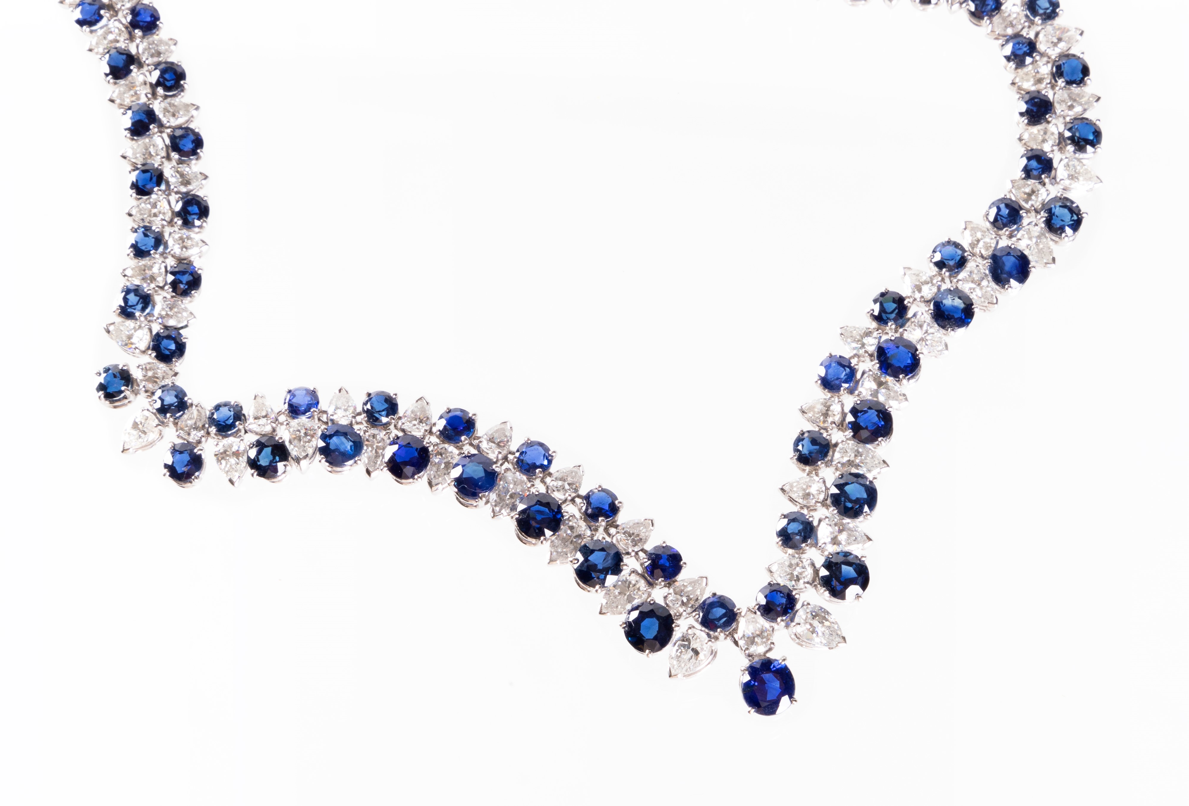 Collana girocollo a maglia morbida in oro con zaffiri e diamanti