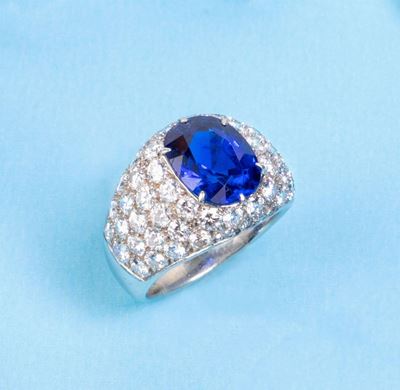Anello a Fascia Bombata in Oro Bianco con Zaffiro e Diamanti