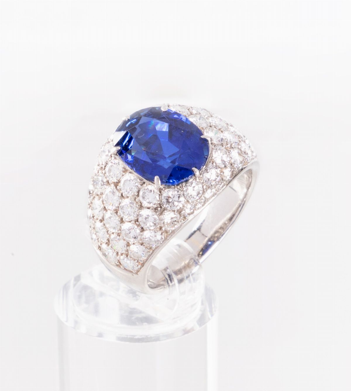 Anello a Fascia Bombata in Oro Bianco con Zaffiro e Diamanti