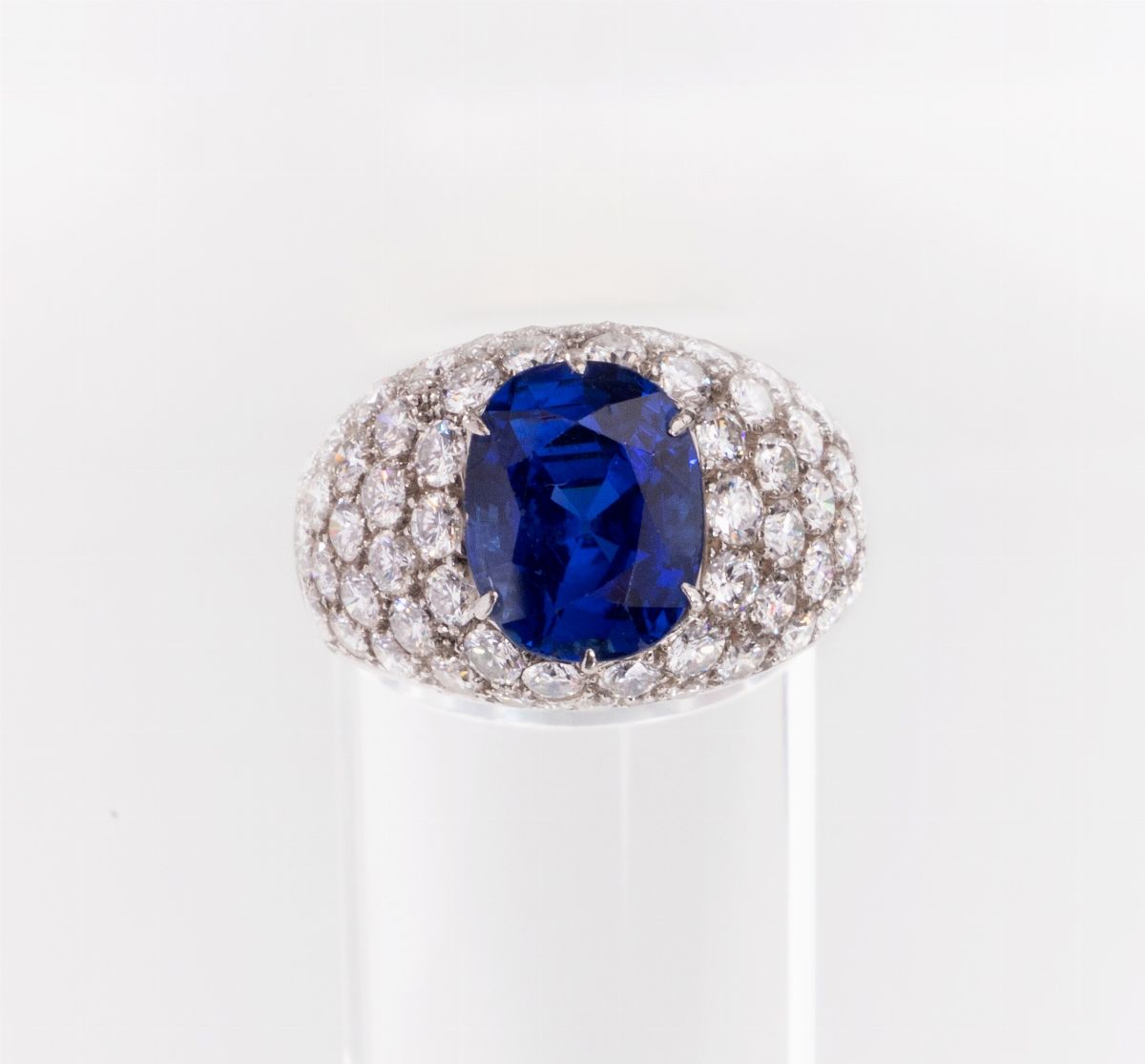 Anello a Fascia Bombata in Oro Bianco con Zaffiro e Diamanti