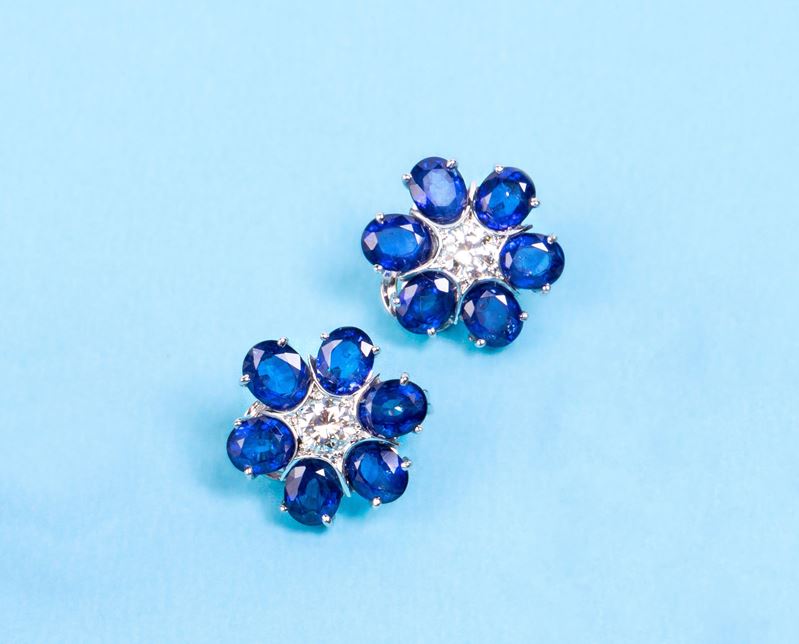 Orecchini a fiore in oro bianco con zaffiri e diamanti