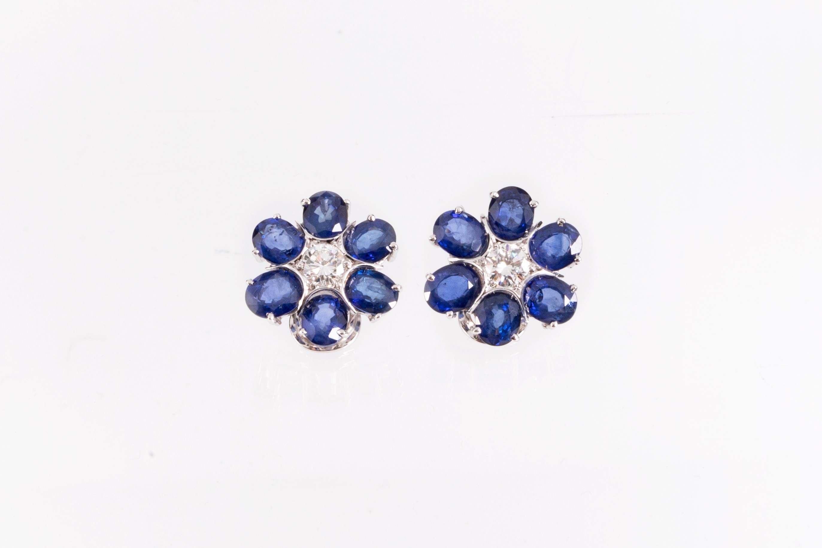 Orecchini a fiore in oro bianco con zaffiri e diamanti
