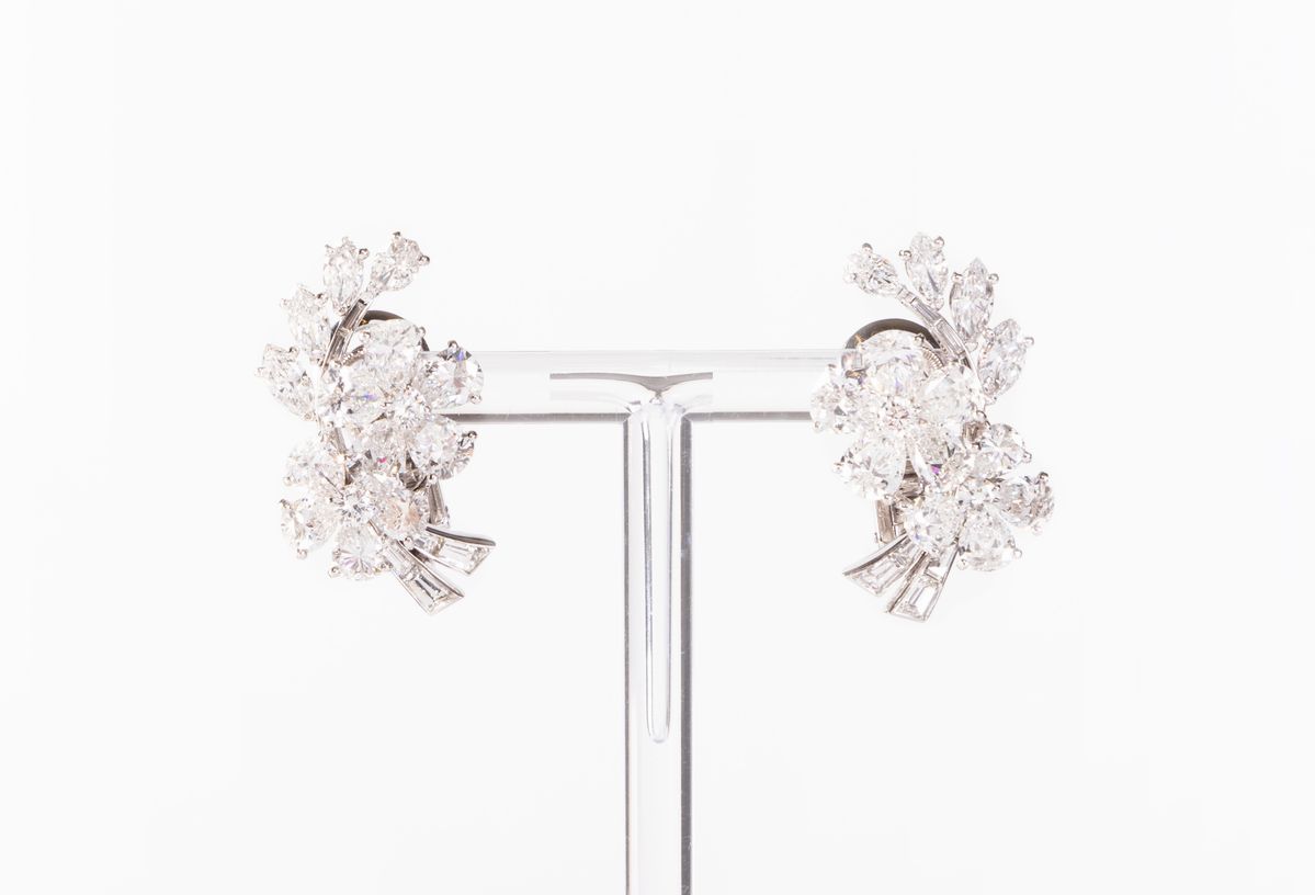 Eleganti Orecchini a Tralcio di Fiori in Oro Bianco e Diamanti