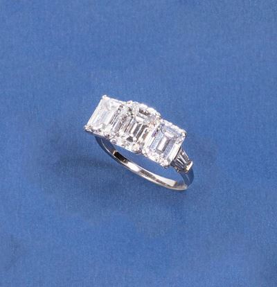 Anello Trilogy in Oro Bianco con Tre Diamanti Taglio Smeraldo