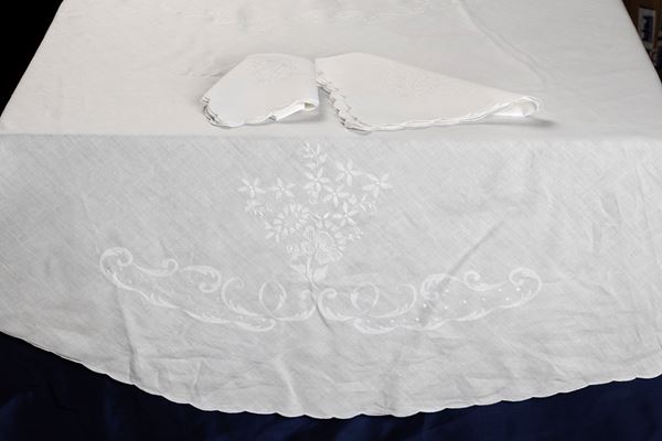 Tovaglia ovale bianca in bisso di lino