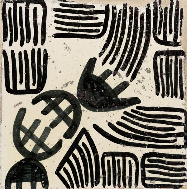 Giuseppe Capogrossi : Superficie CP/872/A  (1951-52)  - Smalto in bianco e nero su terracotta - Asta Dipinti, Disegni, Sculture e Grafica - Casa d'aste Farsettiarte