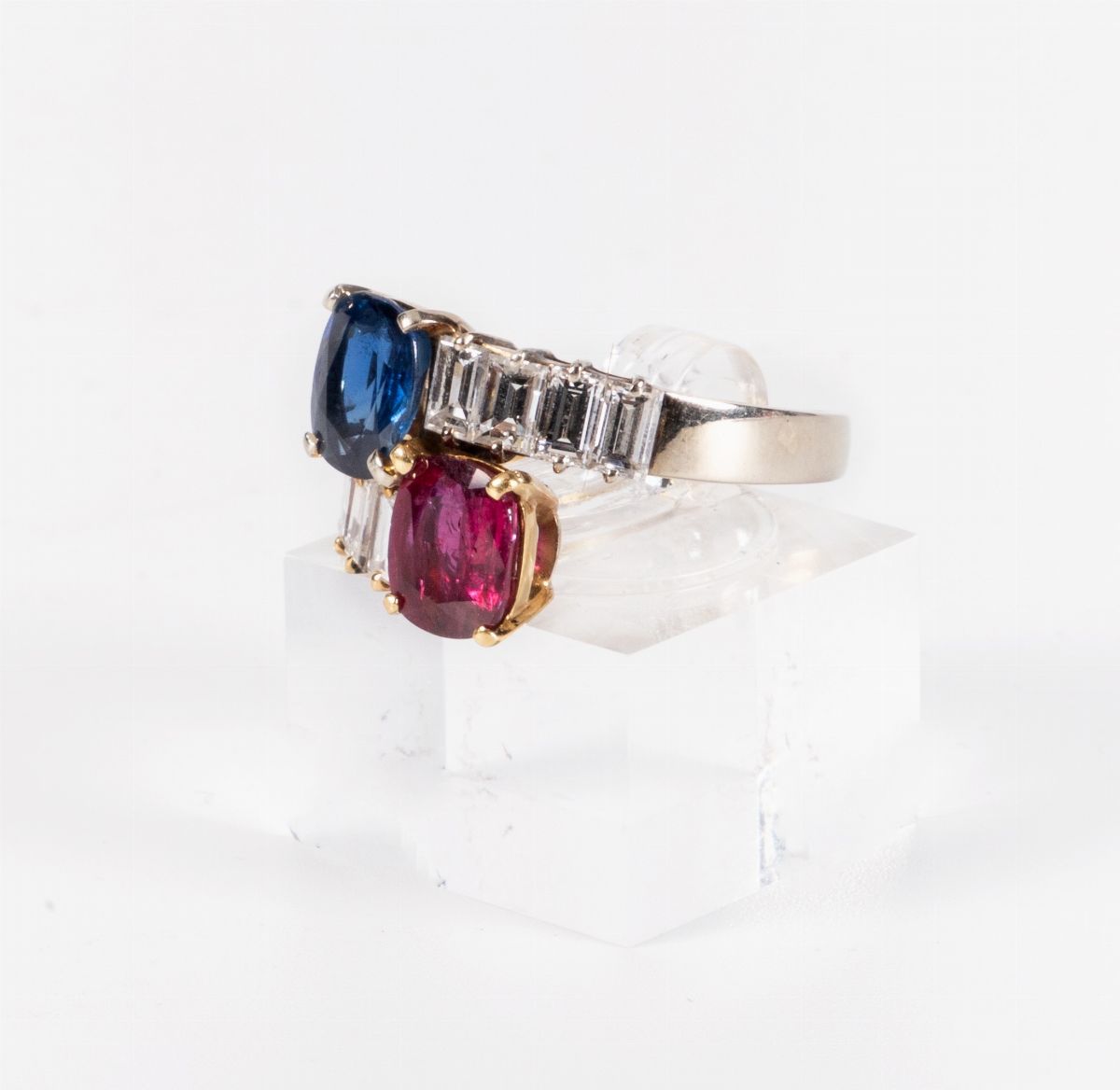 Anello in Oro Giallo e Bianco con Rubino, Zaffiro e Diamanti