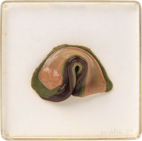Hannah Wilke : Meeded Eraser-Her  (1977)  - Scultura in chewing-gum montata su pannello, in scatola di plexiglass - Asta Arte Contemporanea - Casa d'aste Farsettiarte