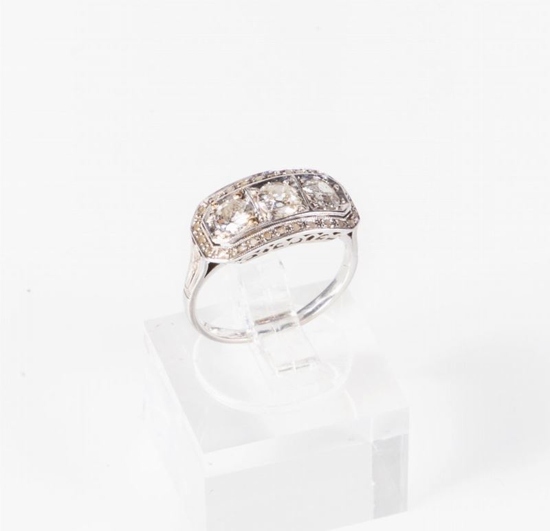 Anello in Oro Bianco con Diamanti e Rose di Diamante