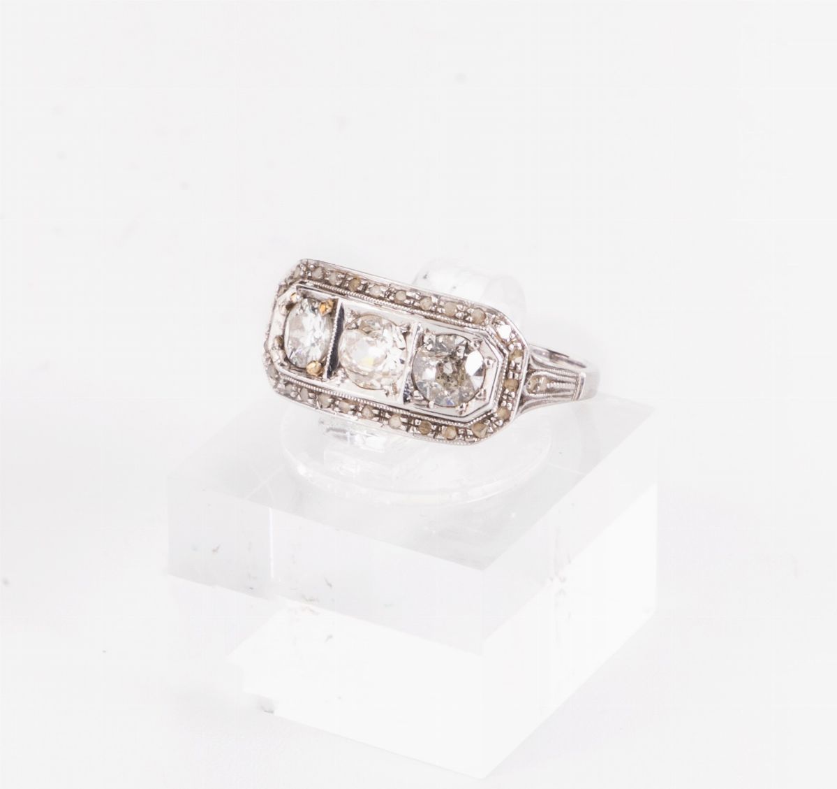 Anello in Oro Bianco con Diamanti e Rose di Diamante