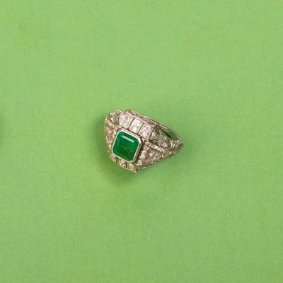 Anello a Fascia Bombata e Traforata in Oro Bianco con Smeraldo e Diamanti