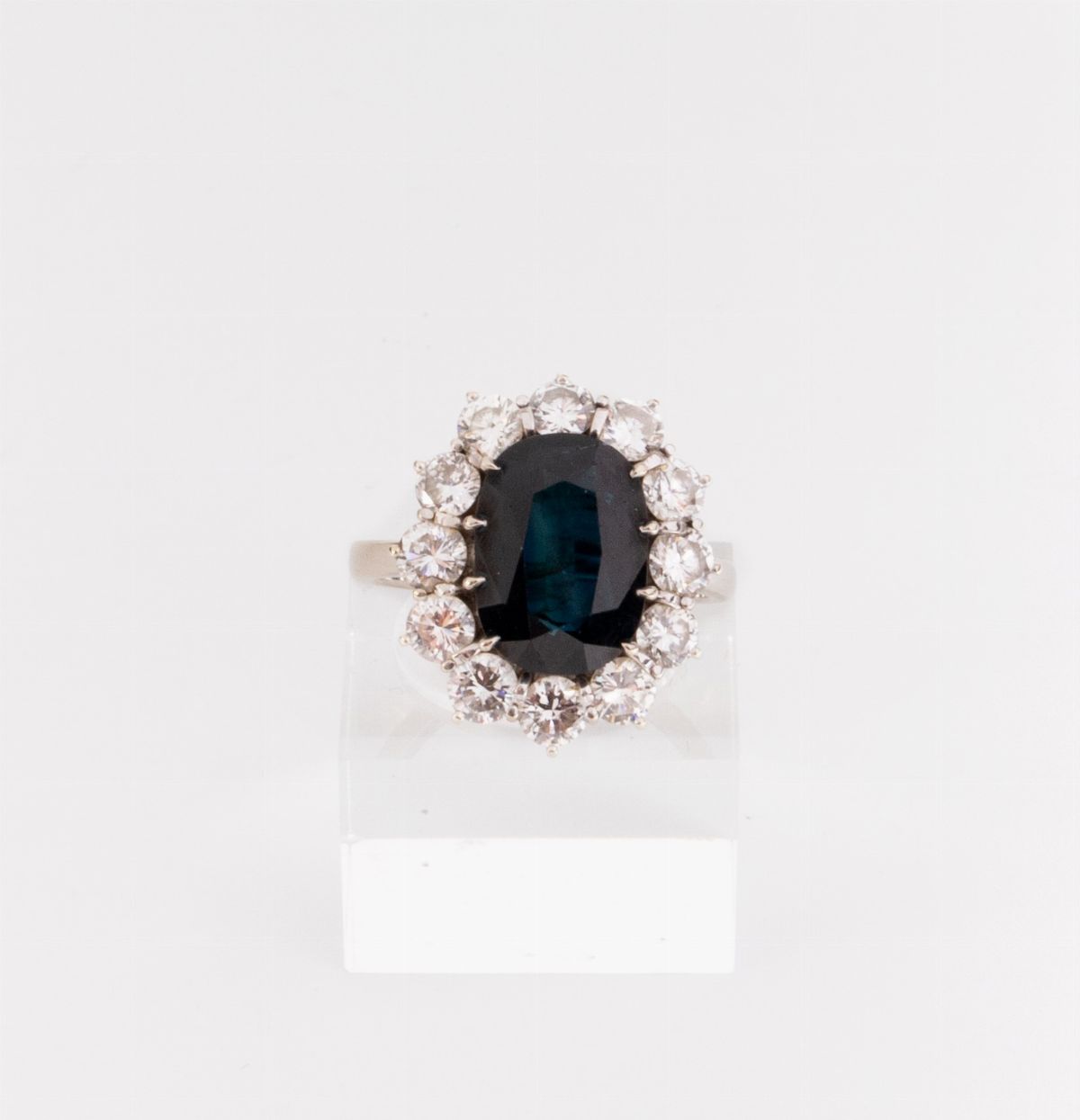 Anello in Oro Bianco con Zaffiro e Diamanti